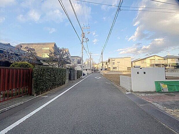 【前面道路】住み心地を重視した住空間に設備仕様なども充実の新築分譲住宅が誕生します。物件を選ばれる際にはぜひ一度周辺環境もお確かめください！