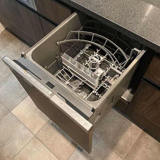 【食洗機】キッチンがすっきりと見えるビルトイン食器洗い乾燥機は、使う水量が手洗いに比べて少量のため、節水ができ、ランニングコストがお得になります。