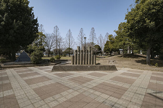 西藤中央公園(約596m)