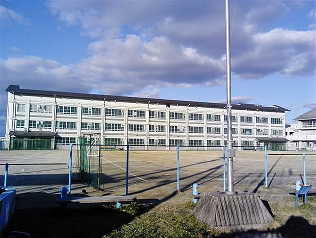 名古屋市立守山中学校(約633m)