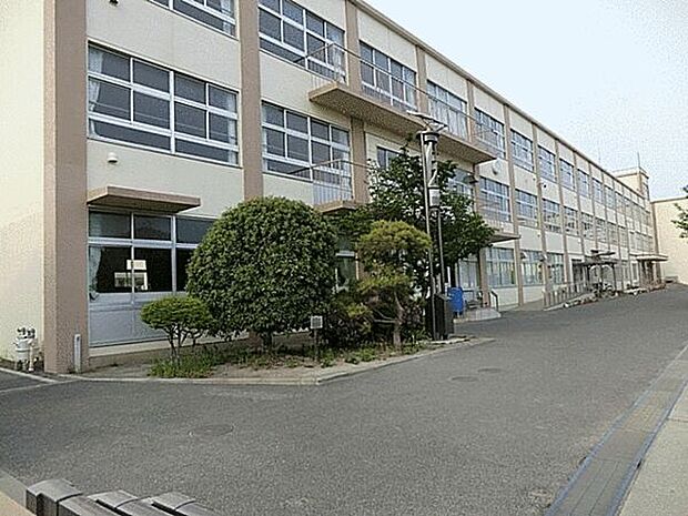 茅ヶ崎市立松浪中学校（約712m）