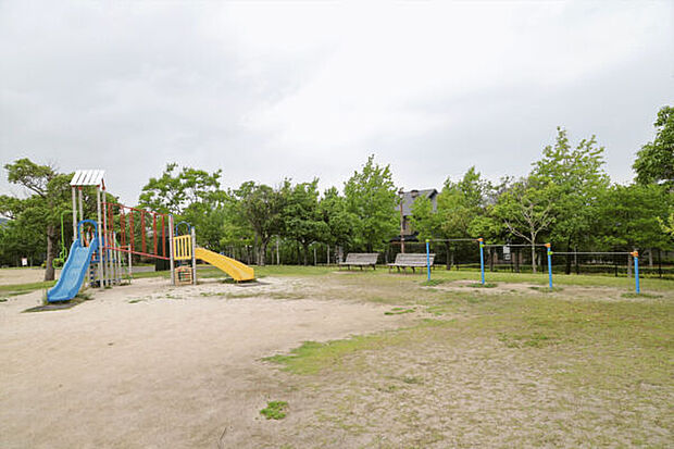 西の丘中央公園(約1,043m)