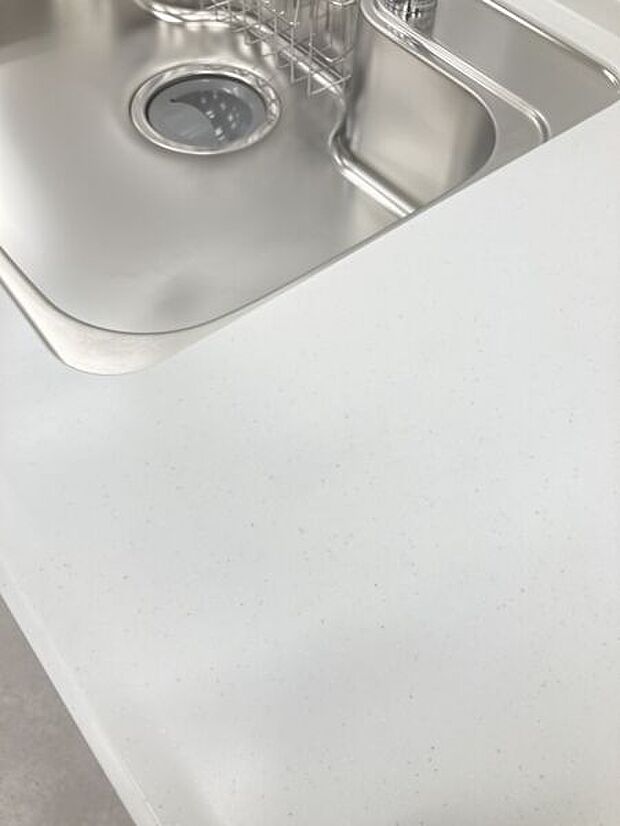 【キッチン「ステディア」】美しさと機能性を兼ね備えた薄型のレンジフード。スライド式の収納は奥のスペースまで有効に活用できます。