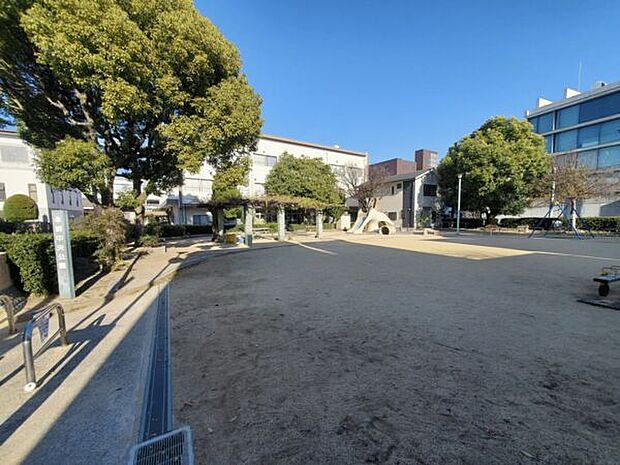 本郷中央公園（約739m）