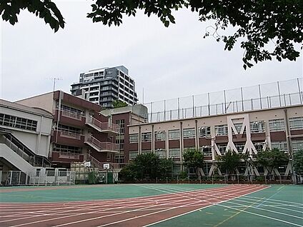 新宿区立市谷小学校 197m