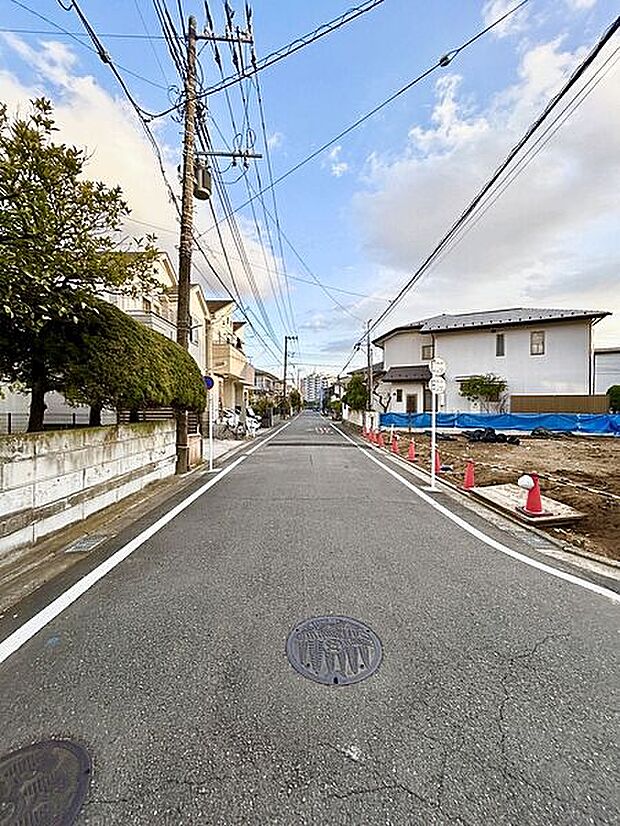 【前面道路】御殿辺公園(716m)が近くにあり、お子様がいるご家庭も安心してお過ごしいただける住環境です。詳細情報につきましては、お気軽にお問い合わせください。