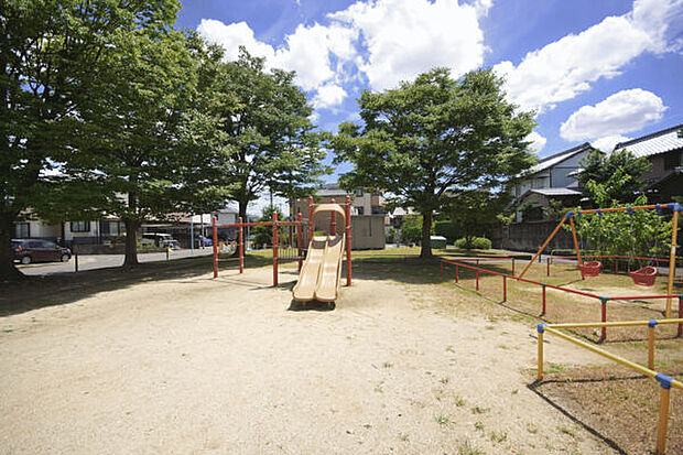 平中公園(約447m)