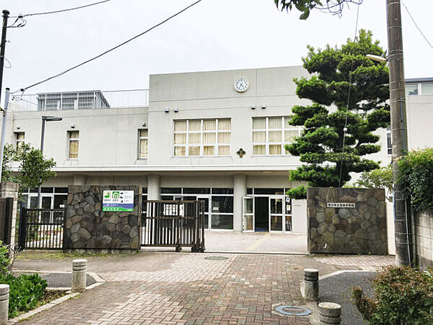 市川市立第四中学校(約557m)
