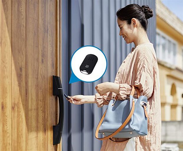 【YKKAP「ピタットキー」】ハンドルボタンにタグキーを近づけて施開錠。専用アプリをインストールすれば、スマートフォンを鍵として利用することもできます。