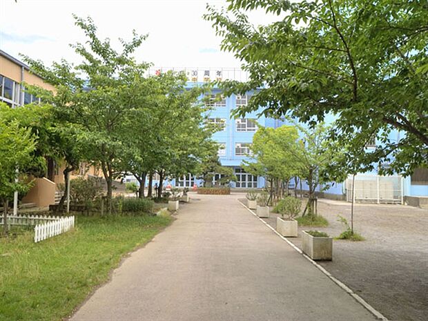 足立区立栗島中学校(約454m)