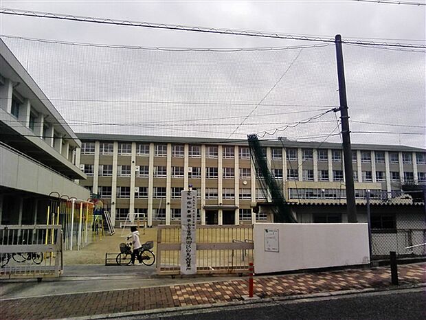 名古屋市立白鳥小学校(約151m)
