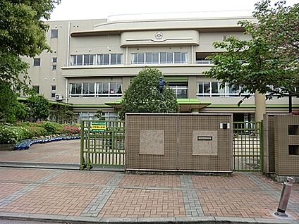 川崎市立井田小学校 157m