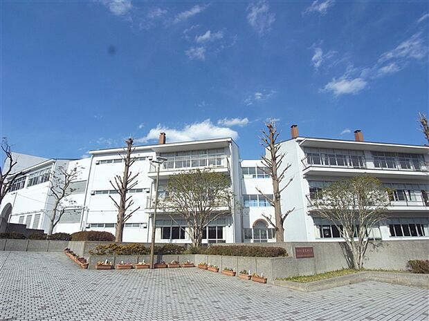 横浜市立本牧中学校（約1,373m）