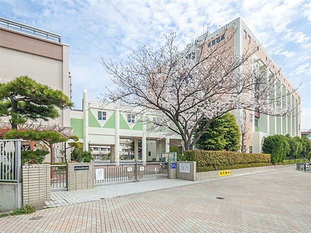 江戸川区立小松川小学校(約378m)