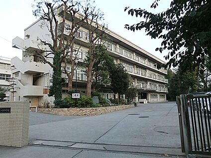 横浜市立保土ケ谷中学校 701m