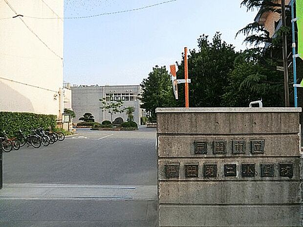 戸田市立戸田第二小学校(約738m)
