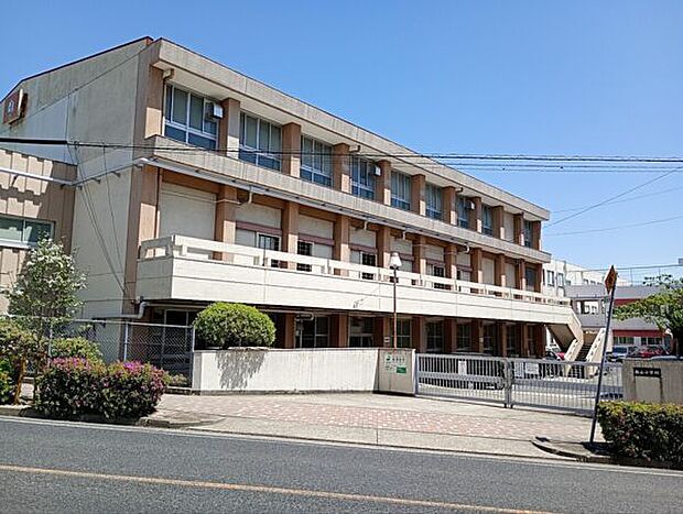 名古屋市立西山小学校(約851m)