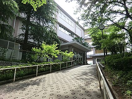 川崎市立西生田中学校 710m
