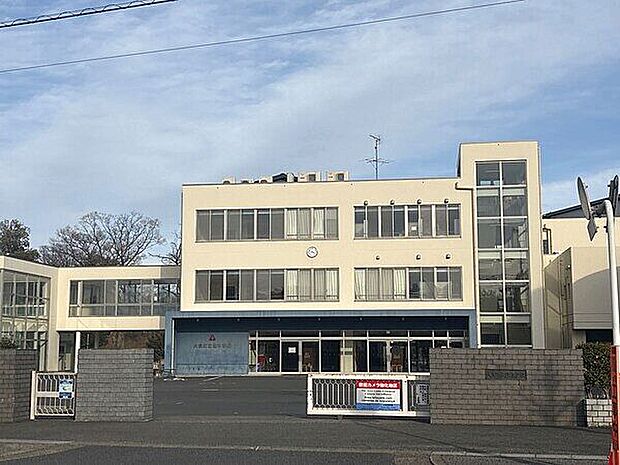 大泉町立北中学校(約626m)