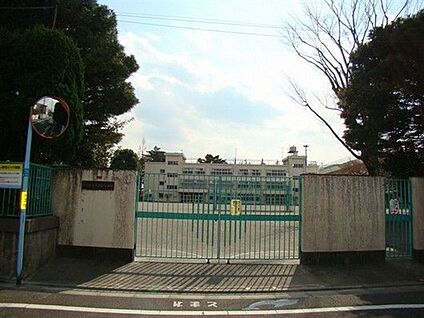 杉並区立久我山小学校 673m