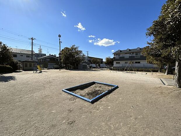 南八幡公園(約219m)