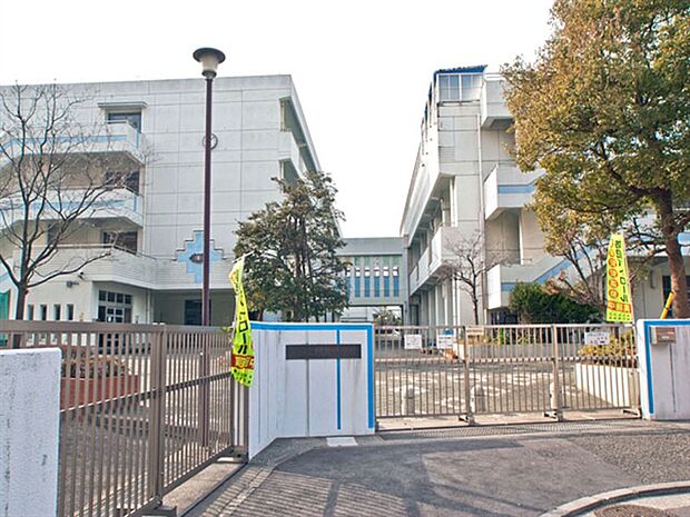 横浜市立根岸中学校（約235m）