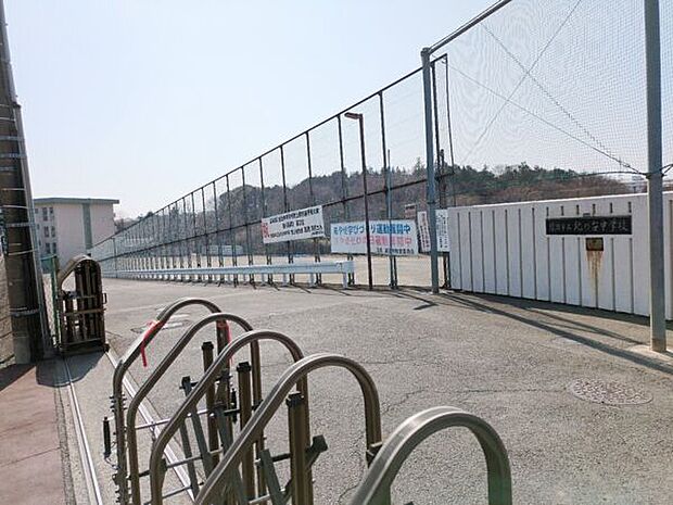 綾瀬市立北の台中学校（約1,393m）