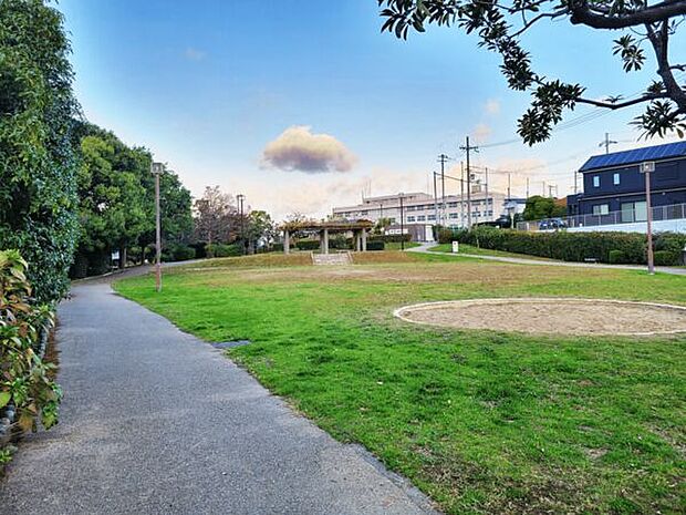 霞ヶ丘公園（約1,212m）
