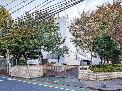 練馬区立上石神井中学校 882m