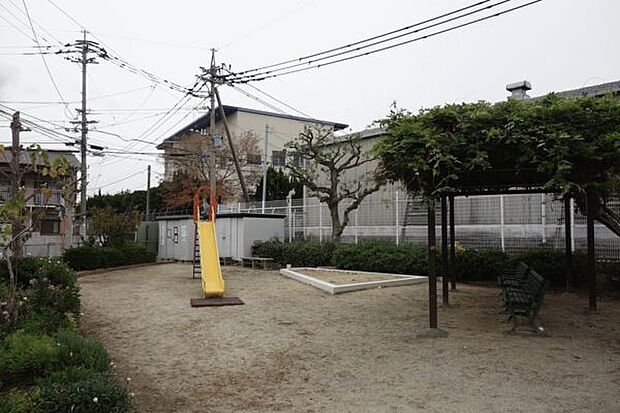 新室見公園(約395m)