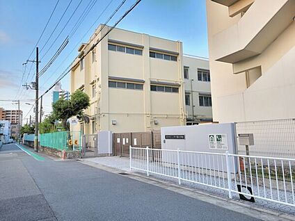 西宮市立上甲子園小学校 92m