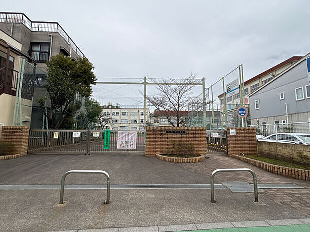 足立区立寺地小学校(約822m)