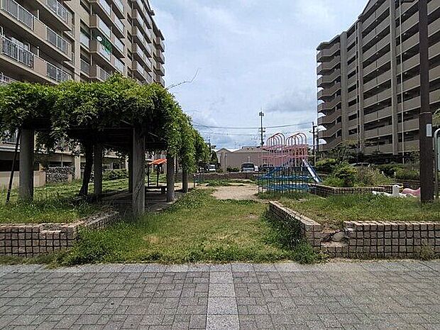 美原南余部住宅公園(約1,067m)