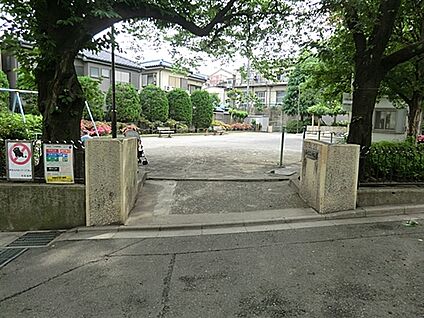 西が丘三ツ和公園 1296m