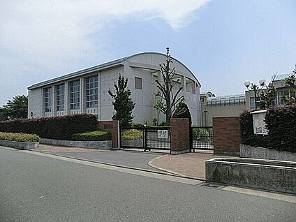 藤沢市立六会小学校 581m