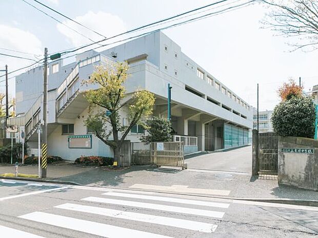 横浜市立岩崎中学校(約1,942m)