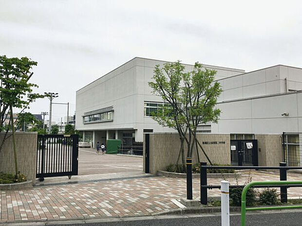 板橋区立赤塚第二中学校(約249m)