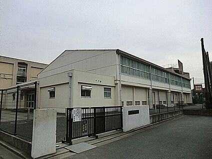 横浜市立下瀬谷中学校 477m
