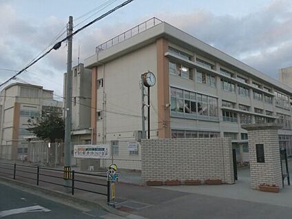 福岡市立板付小学校 177m