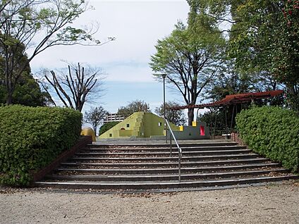 鳴海城跡公園 603m