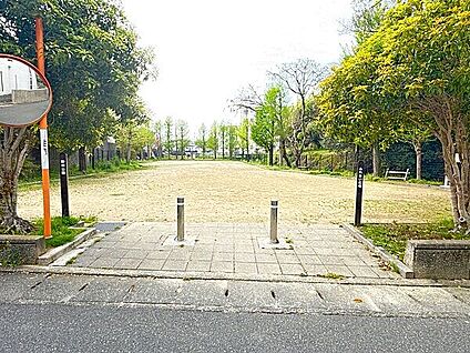 野中公園 ふれあい広場 381m
