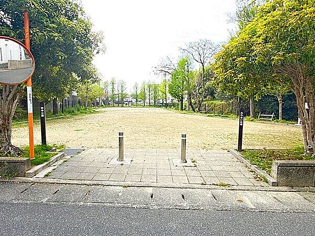 野中公園 ふれあい広場（約381m）