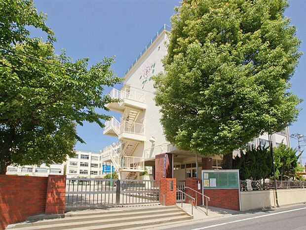 足立区立西新井中学校(約767m)