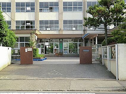 足立区立鹿浜第一小学校 584m