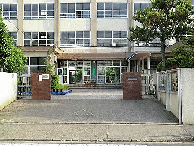 足立区立鹿浜第一小学校(約584m)
