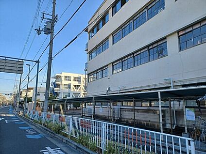 東大阪市立布施中学校 642m