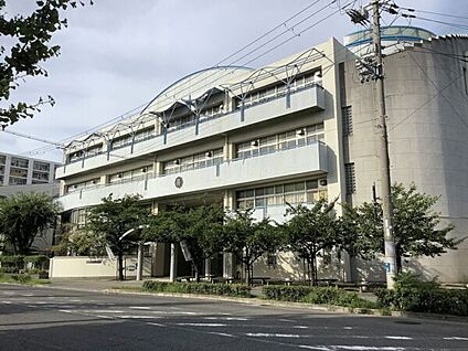神戸市立魚崎中学校 905m