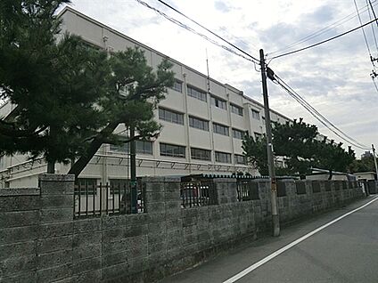 横浜市立市場中学校 666m