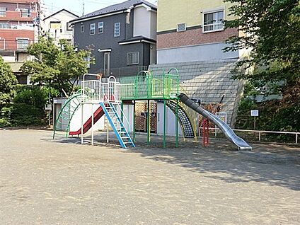 西戸部町二丁目公園 770m