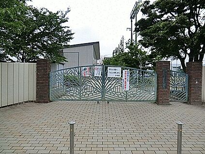 戸田市立新曽中学校 1002m